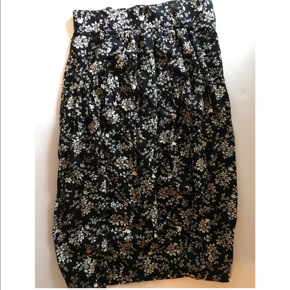 Flowery 90’s style shin length skirt